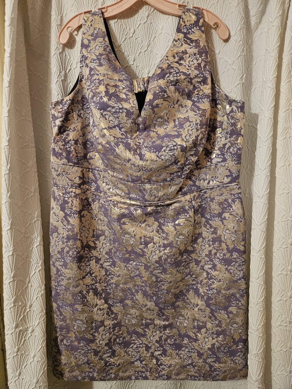 Floral Jacquard Sleeveless Dress in Lavender and Gold